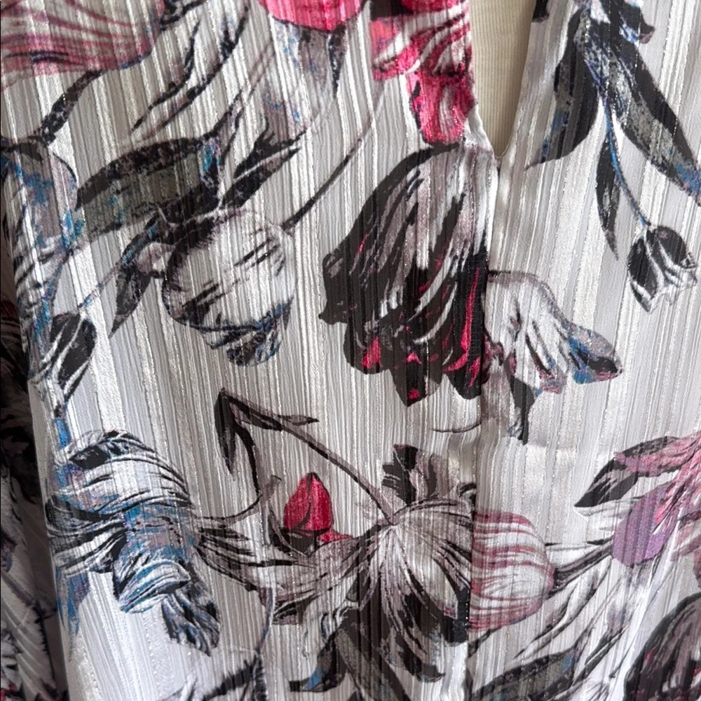 Jennifer Lopez Gray, Pink, and White Blouse sz Large - Picture 4 of 7